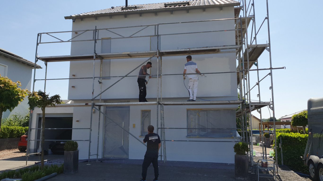 Fassade ausgebessert Reinigungs- und Hausservice im Saarland - Dienstleistungen Imperial bei der Arbeit