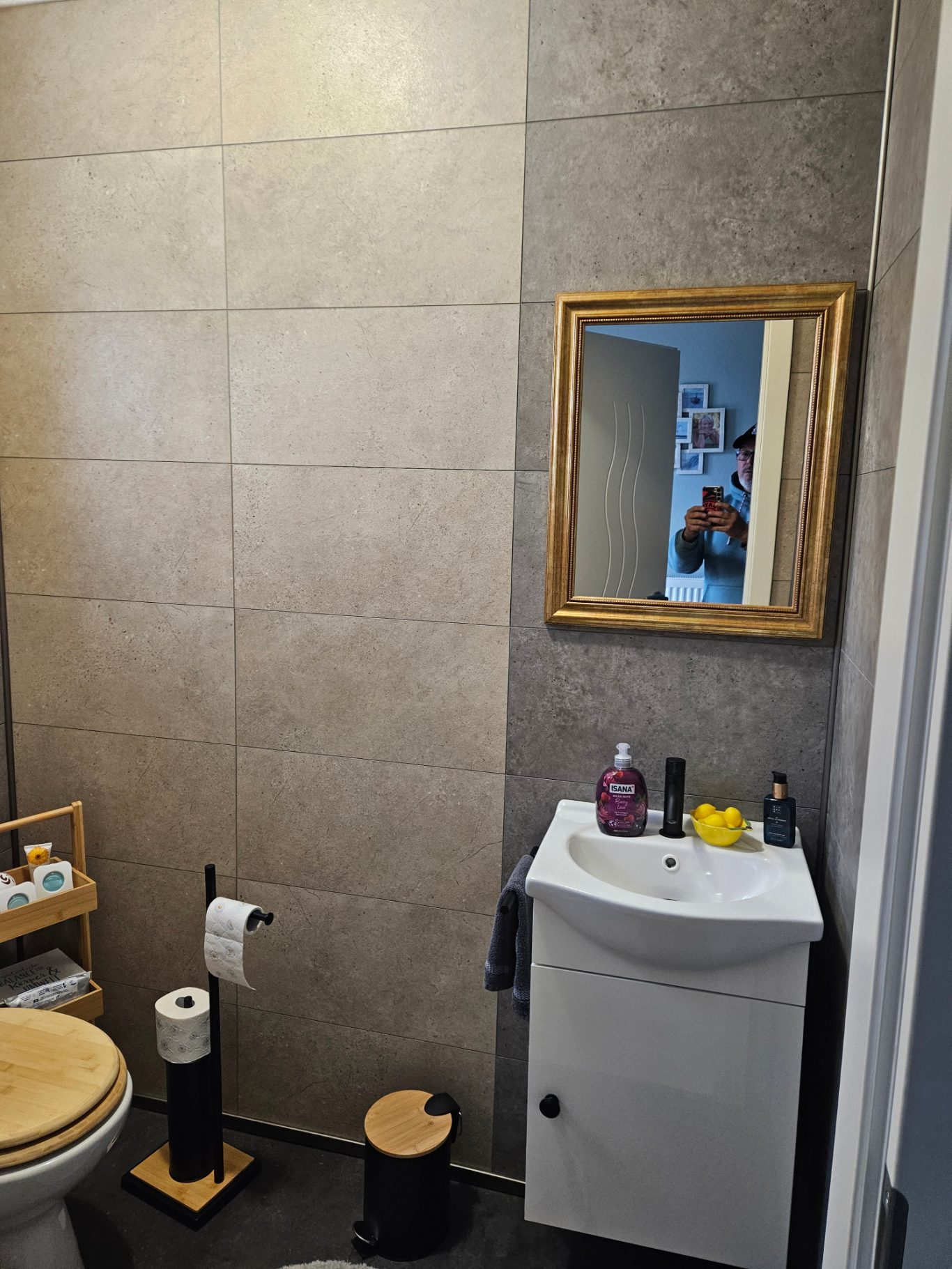 Gäste WC nachher - Wandpaneele/Vinylboden verlegt, Sanitär montiert Reinigungs- und Hausservice
im Saarland - Dienstleistungen Imperial bei der Arbeit