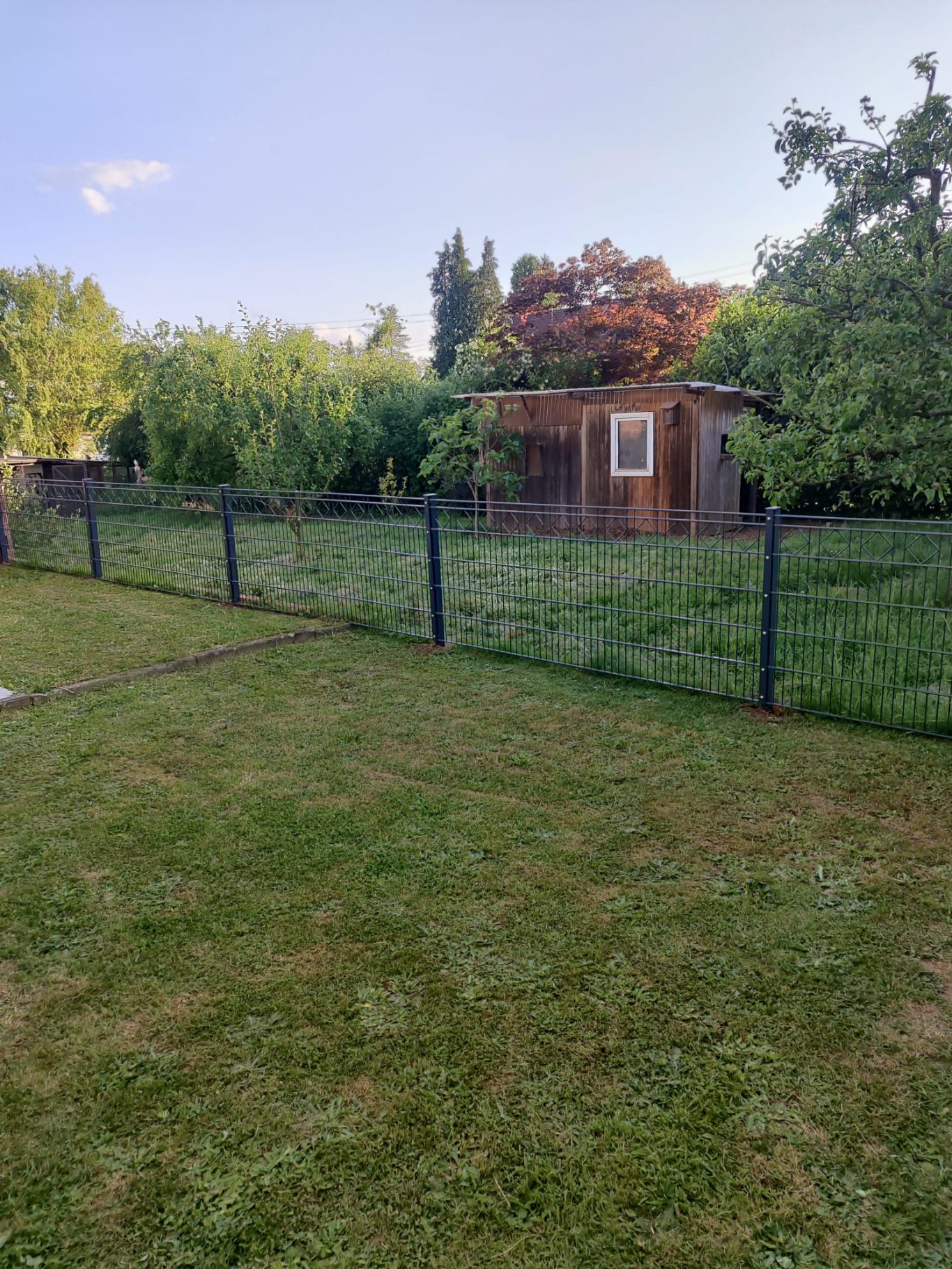 Zaun erneuert Reinigungs- und Hausservice im Saarland - Dienstleistungen Imperial bei der Arbeit