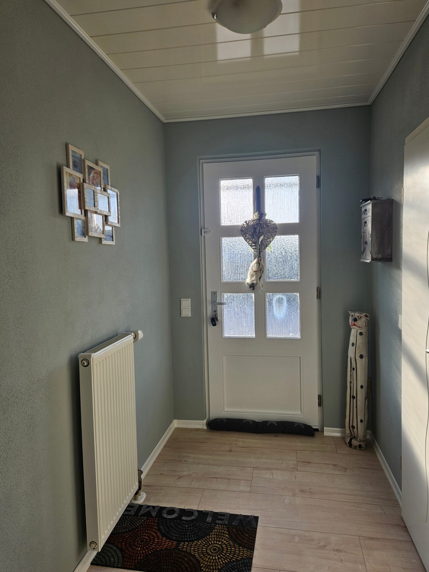 nachher - Wände/Haustür getrichen und Laminat verlegt Reinigungs- und Hausservice
im Saarland - Dienstleistungen Imperial bei der Arbeit