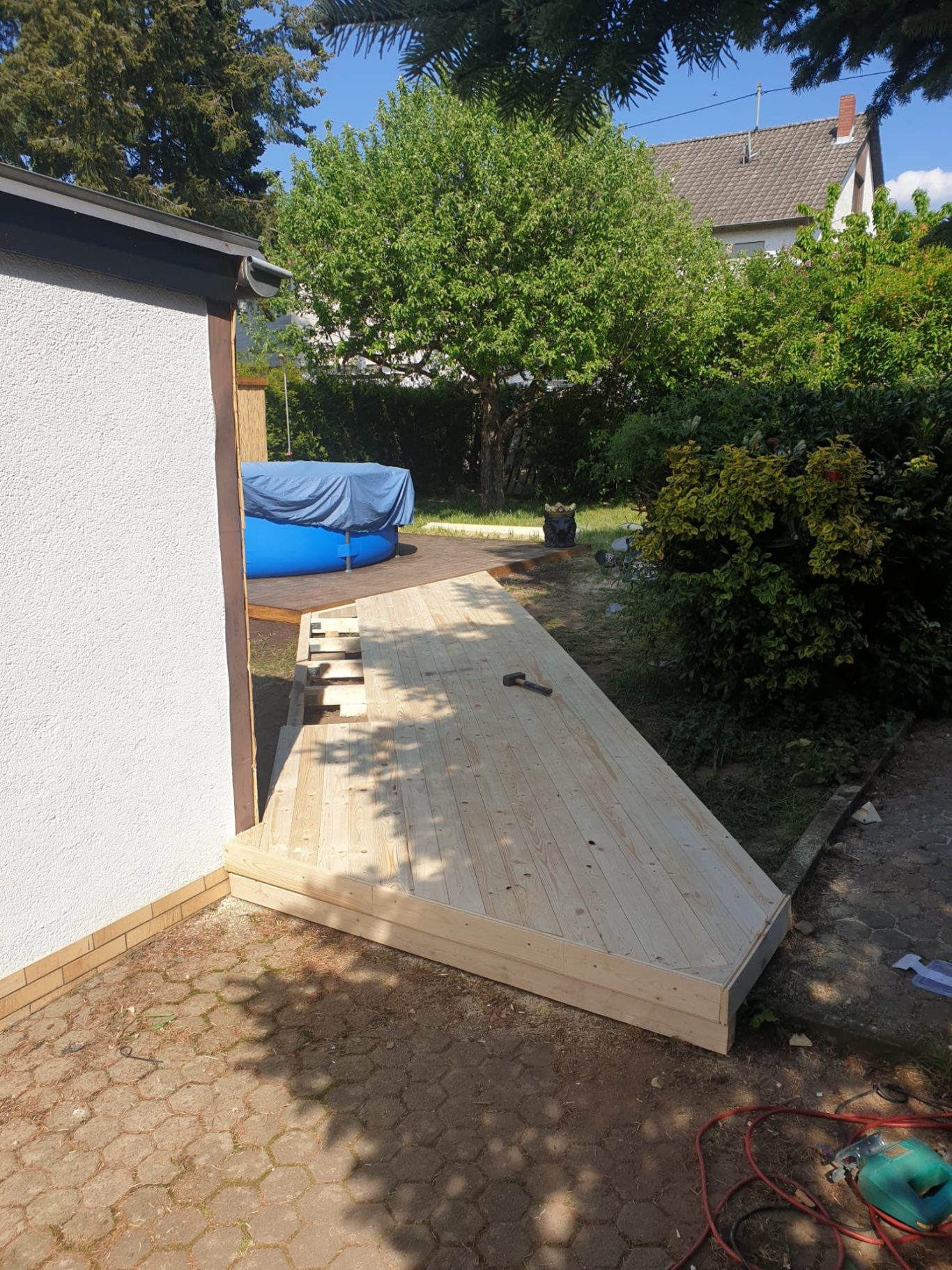 Gartenarbeiten mit Poollandschaft Reinigungs- und Hausservice
im Saarland - Dienstleistungen Imperial bei der Arbeit